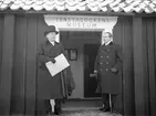 Ärkebiskop Nathan Söderblom och Herbert Rettig på trappan till huvudbyggnaden, Tensta hembygdsgård, Tensta socken, Uppland 1928