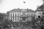 Reprofotografi - folksamling utanför Hotell Uppsala Gille, Fyristorg, Uppsala