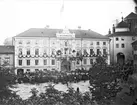 Folksamling utanför Hotell Uppsala Gille, Fyristorg, Uppsala