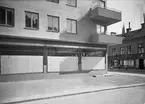 Bostads- och affärsbyggnad i korsningen Linnégatan - Svartbäcksgatan, Uppsala 1940