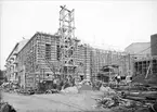 Uppsala stadsbibliotek och Centralbadets simhall under byggnation, Östra Ågatan, Uppsala november 1940