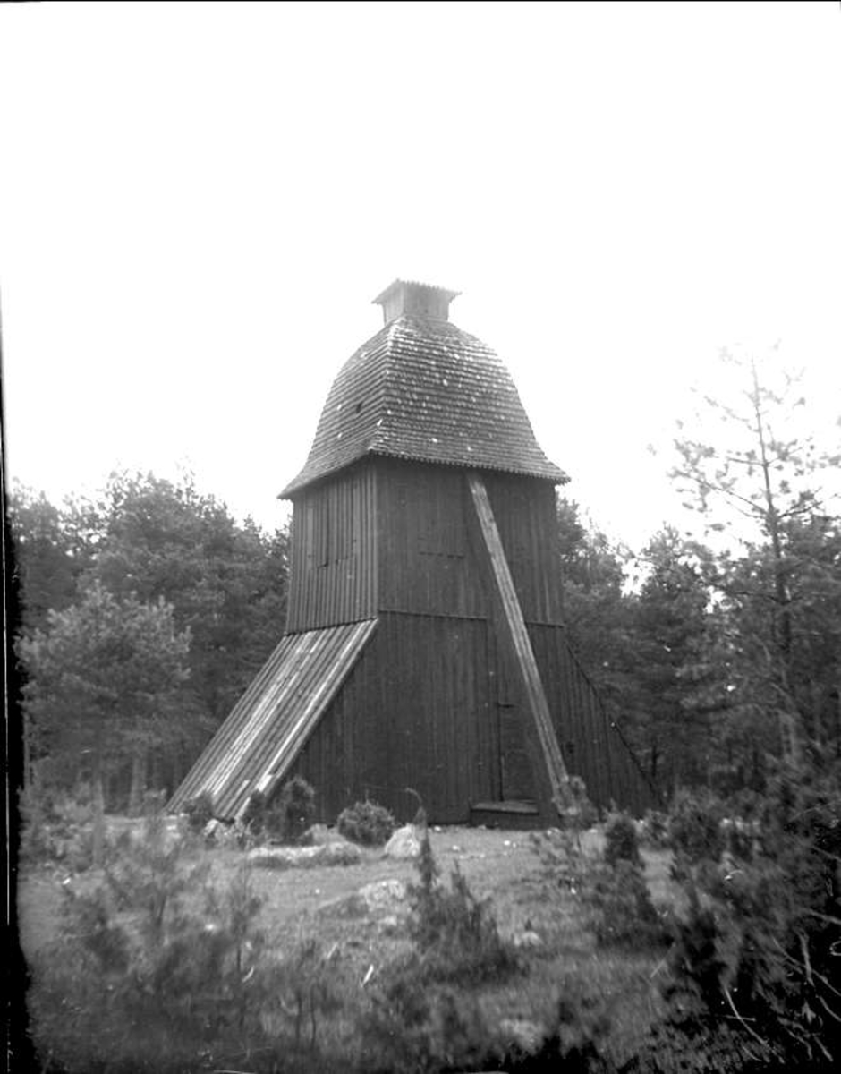 Klockstapeln vid Villberga kyrka, Villberga socken, Uppland september 1925