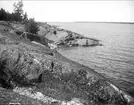 Berghällar på strand nära Öregrund, Uppland i juli 1923