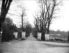 Grindstolpar och allé i Skebo bruk, Ununge socken, Uppland 1913