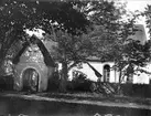 Stavby kyrka med stiglucka, Stavby socken, Uppland i juni 1917