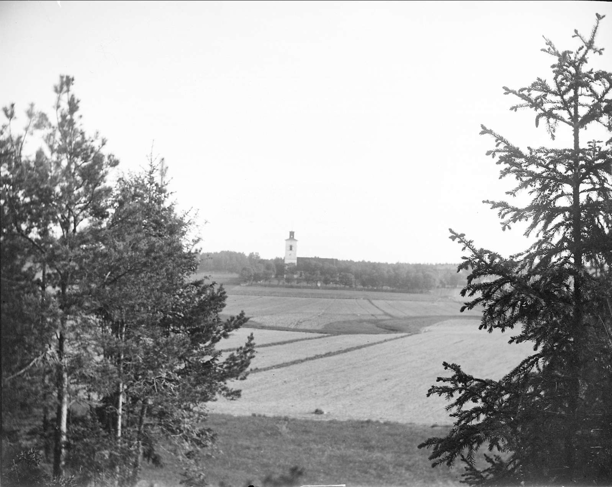 Landskapsvy med Simtuna kyrka, Simtuna socken, Uppland 1907