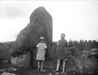 Två flickor vid flyttblock i Härvsta, Simtuna socken, Uppland 1928