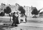 Promenad på Västra Ågatan, Uppsala 1900