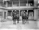 Pojke och man till häst, sannolikt Uppsala 1901