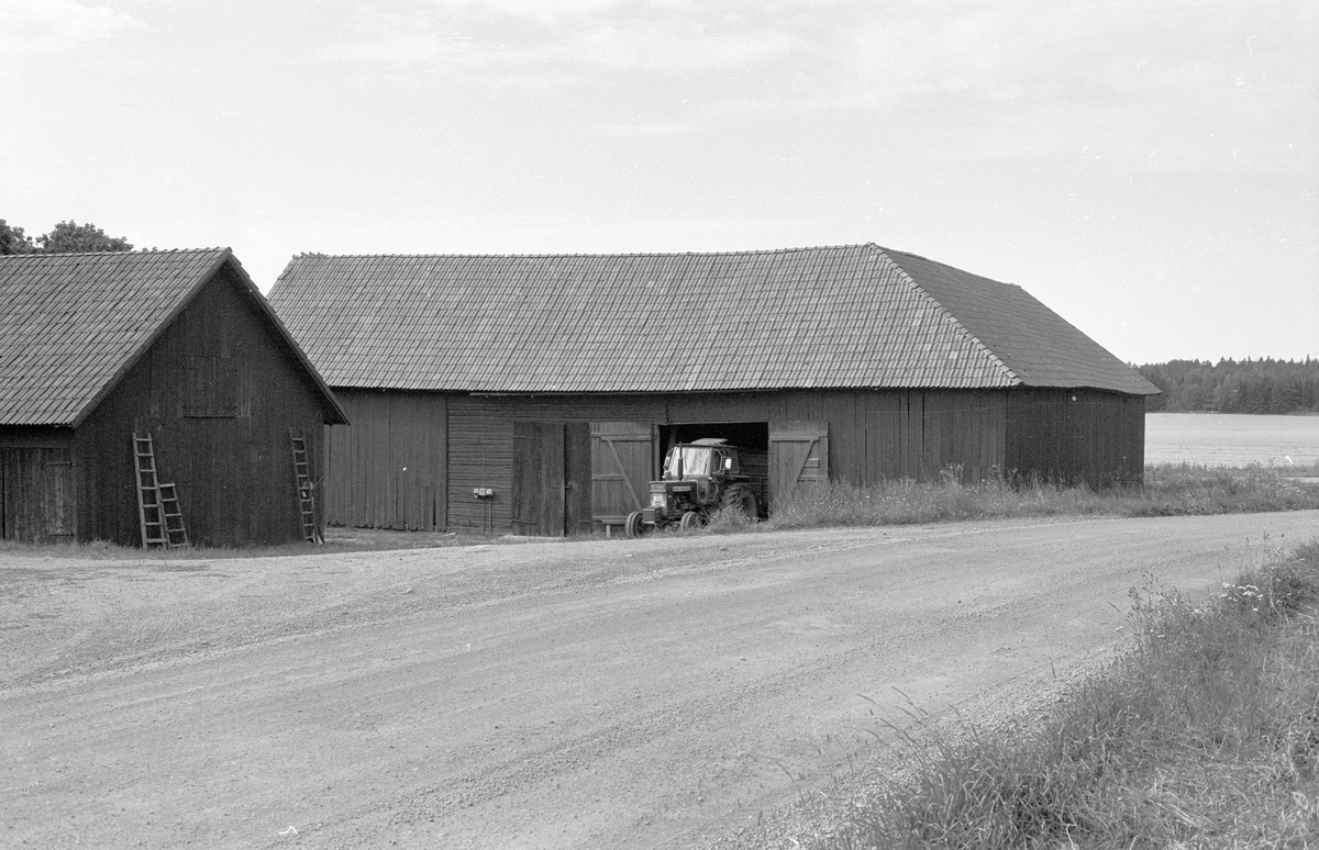 Lider, loge och lada, Bälinge-Tuna S:1, Tuna, Bälinge socken, Uppland 1983
