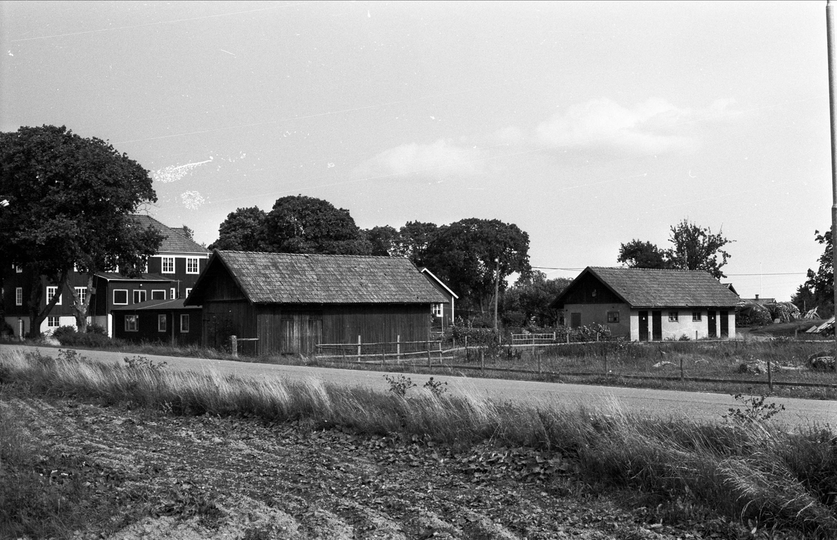 Uthus och lada, Gåvsta 1:43, Rasbo socken, Uppland 1982