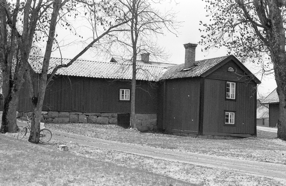 Uthus, lider, brygghus och drängkammare, Hagby 1:5, Hagby, Hagby socken, Uppland 1985