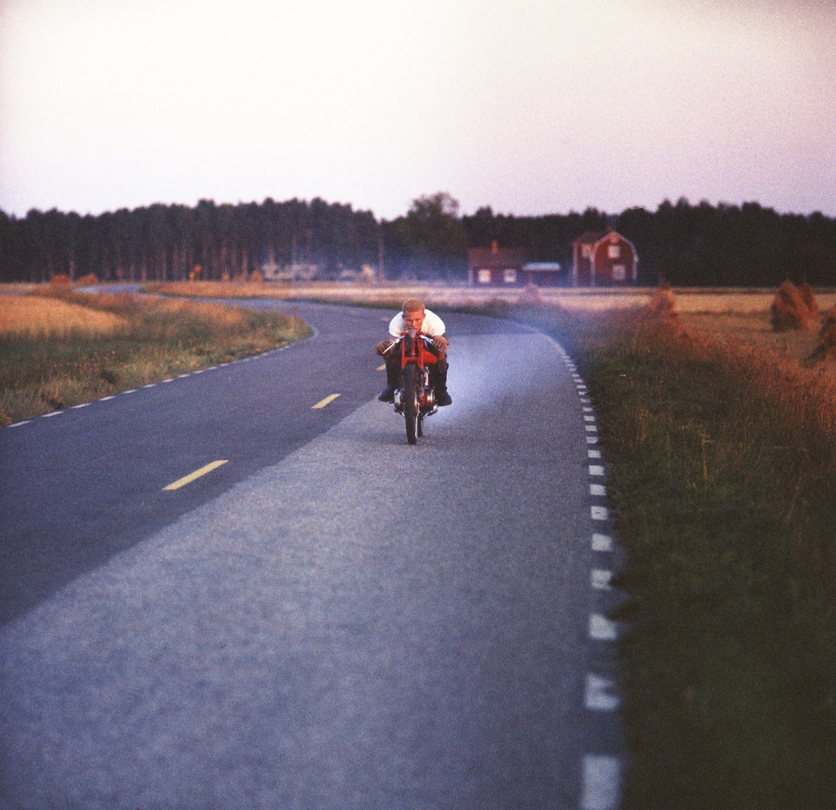 Urban Ehrnvall på tävlingsmotorcykeln Rumi 125 cc, Enköpingsvägen nära Uppsala 1961