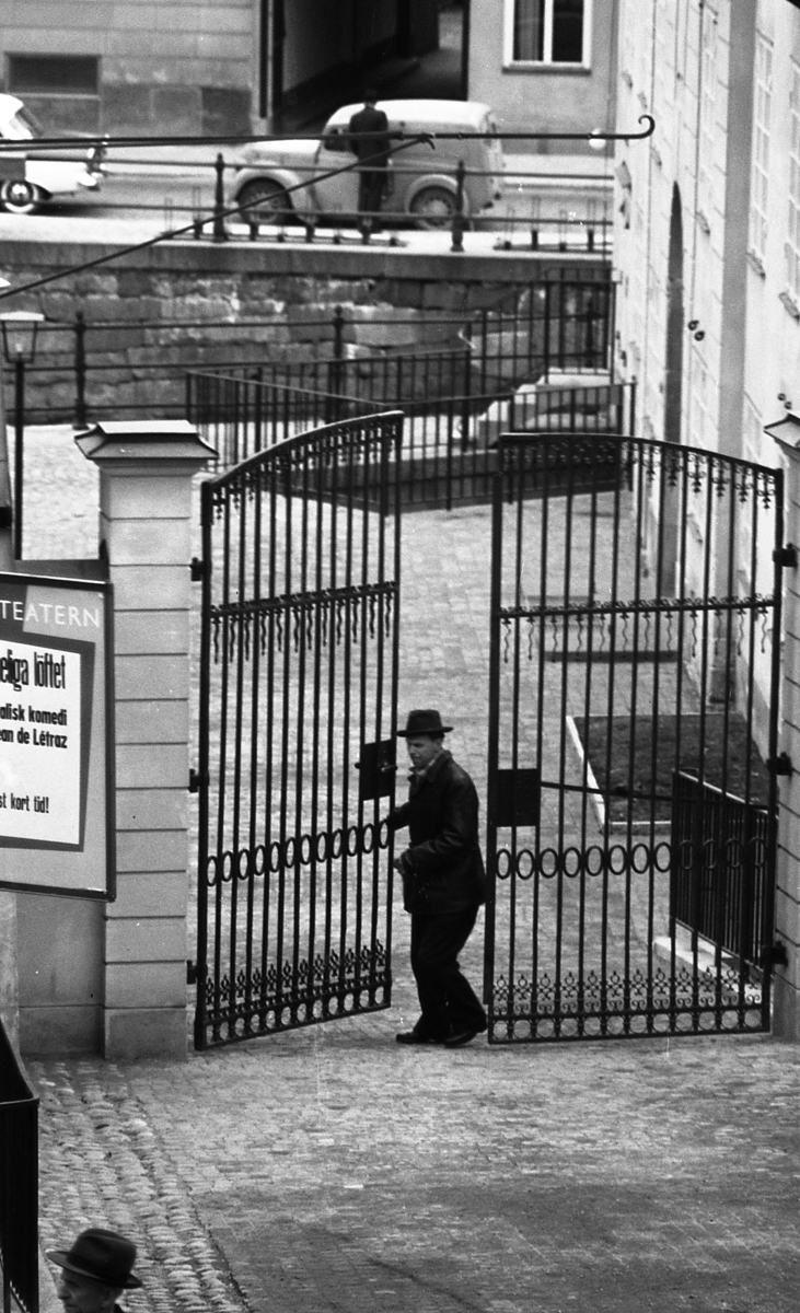 Man stänger grinden till Akademikvarnen, Uppsala 1961