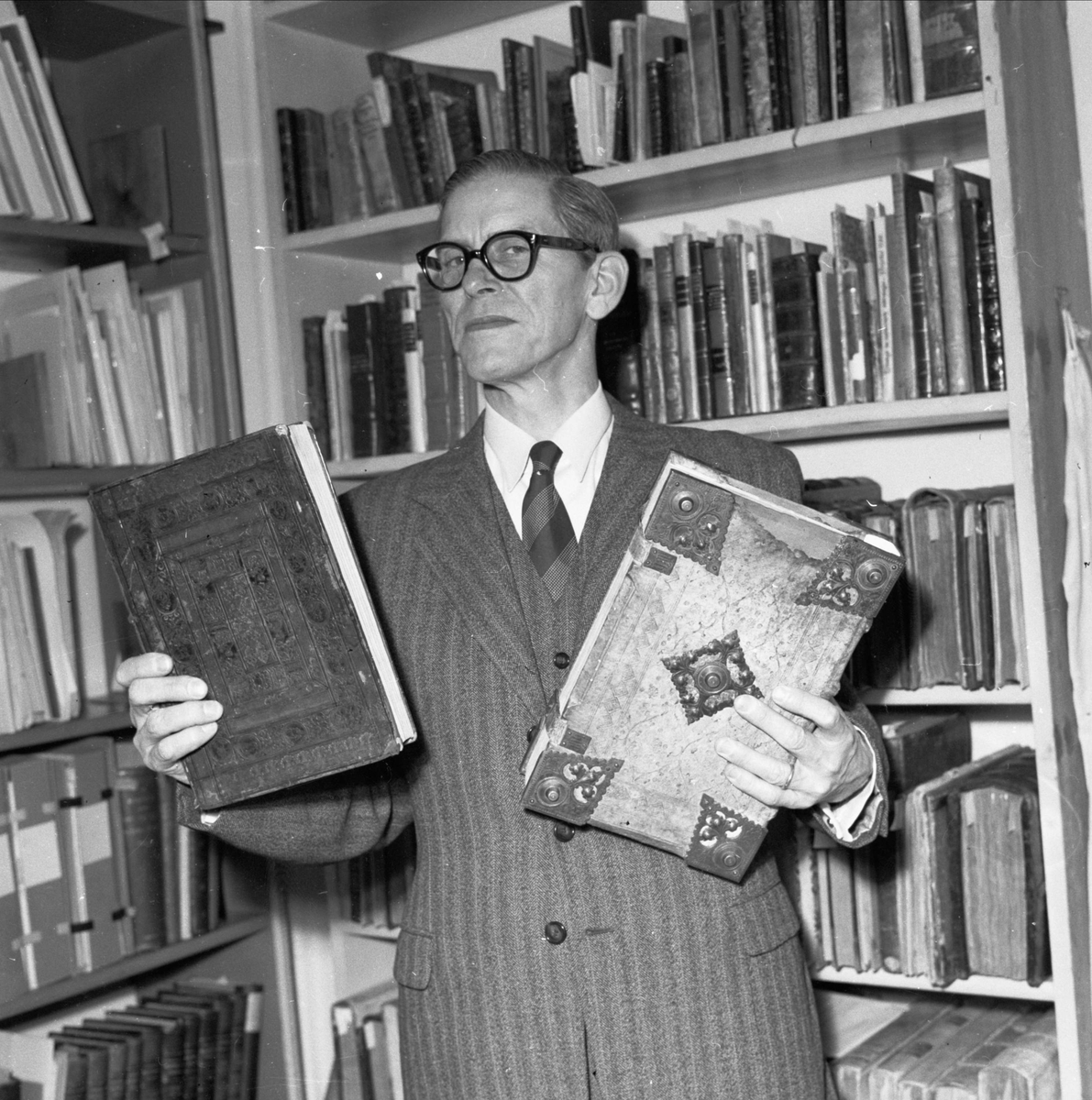 Hans Sallander med material ur läkaren Erik Wallers omfattande donation av medicinsk litteratur, handskrifter och brev till Uppsala universitetsbibliotek, Carolina Rediviva, Uppsala 1955