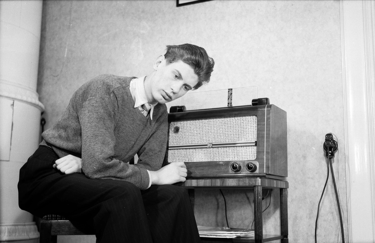Man lyssnar på radio, Uppsala före 1947