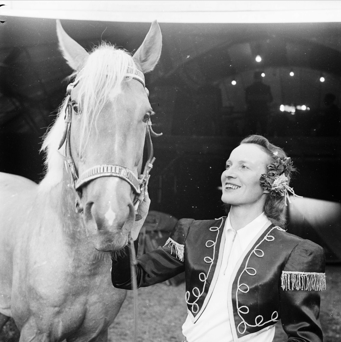 Hästdressör Busch med cirkushäst, Uppsala 1948