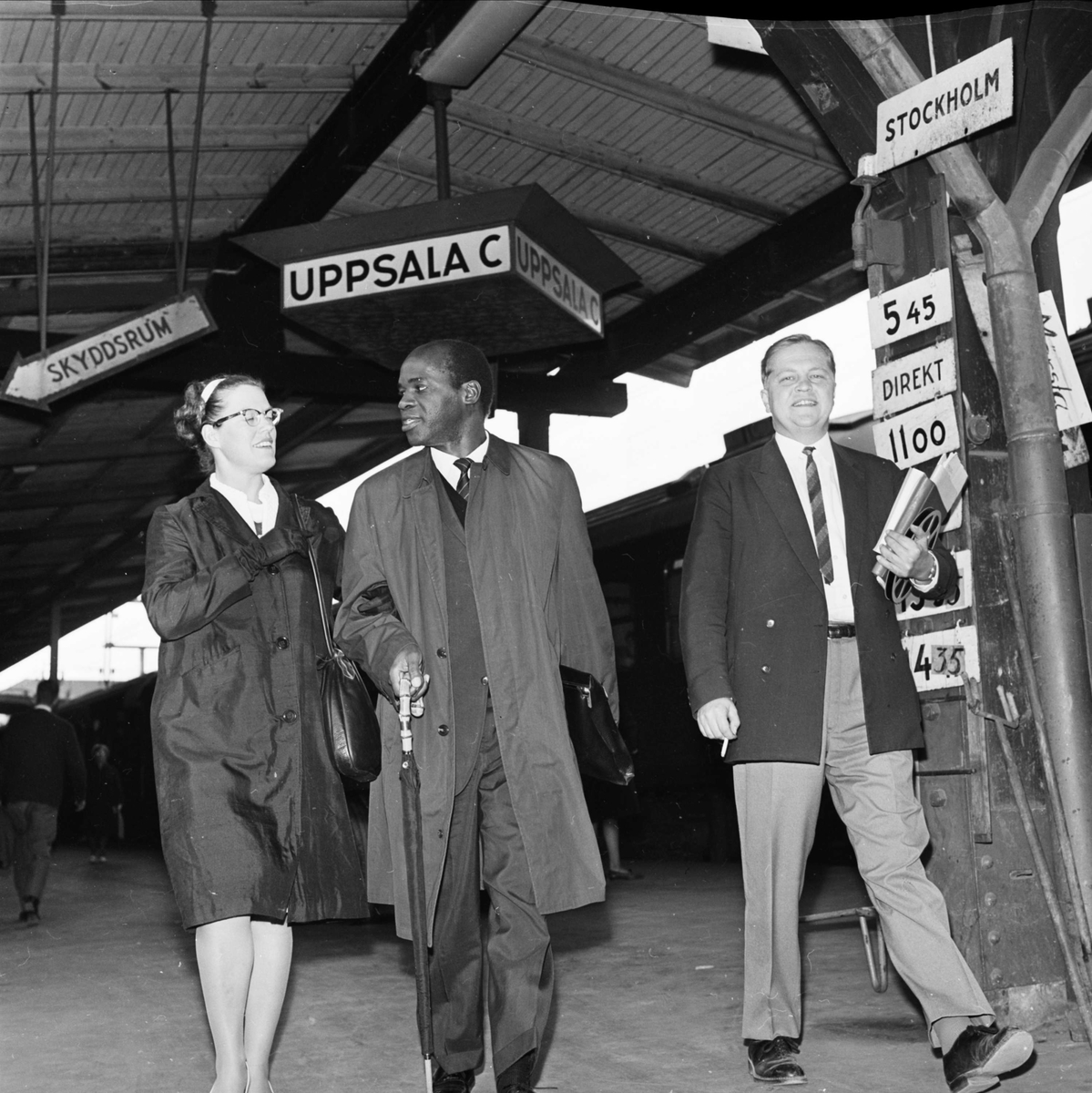 "Rebelledare för Mocambique på blixtvisit" - Janet Mondlane, Eduardo Mondlane och Sven Hamrell på Uppsala centralstation, september 1964