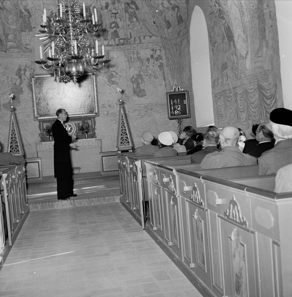 Komminister Hans Svensson berättar om Morkarla kyrka, Uppland i samband med Upplands fornminnesförenings höstutflykt 1956