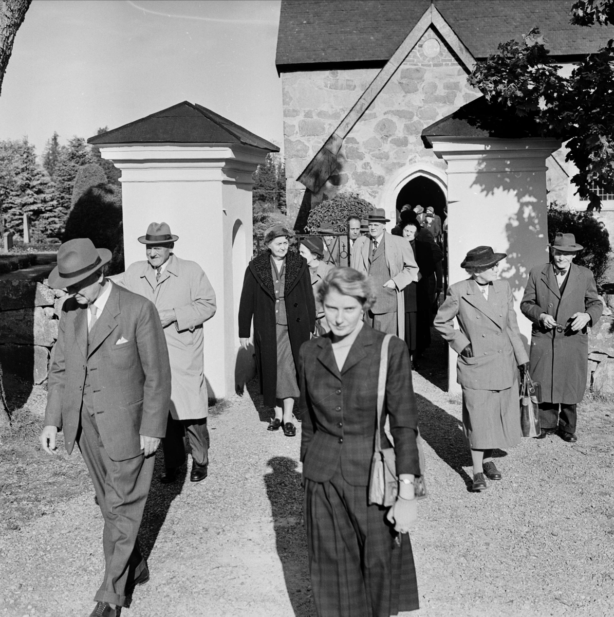 Upplands fornminnesförenings höstutflykt 1956, utanför Morkarla kyrka, Uppland