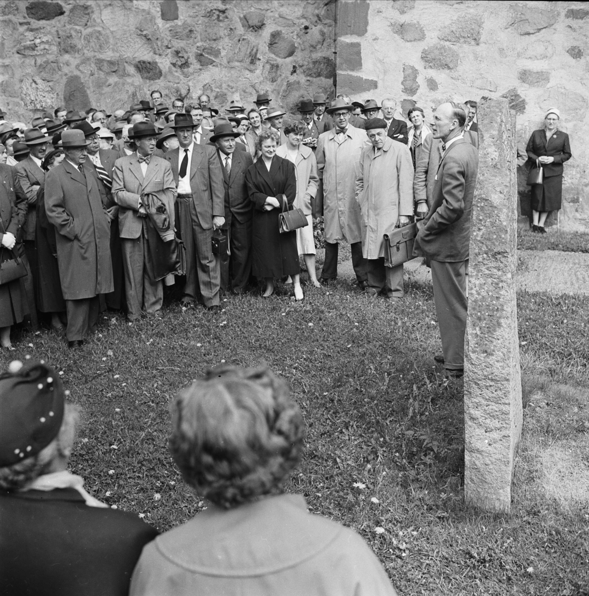 Professor Sven B F Jansson berättar om runinskrifter vid runstenen på Vallentuna kyrkogård, Vallentuna socken, Uppland 1957 - Upplands fornminnesförenings vårutflykt 1957