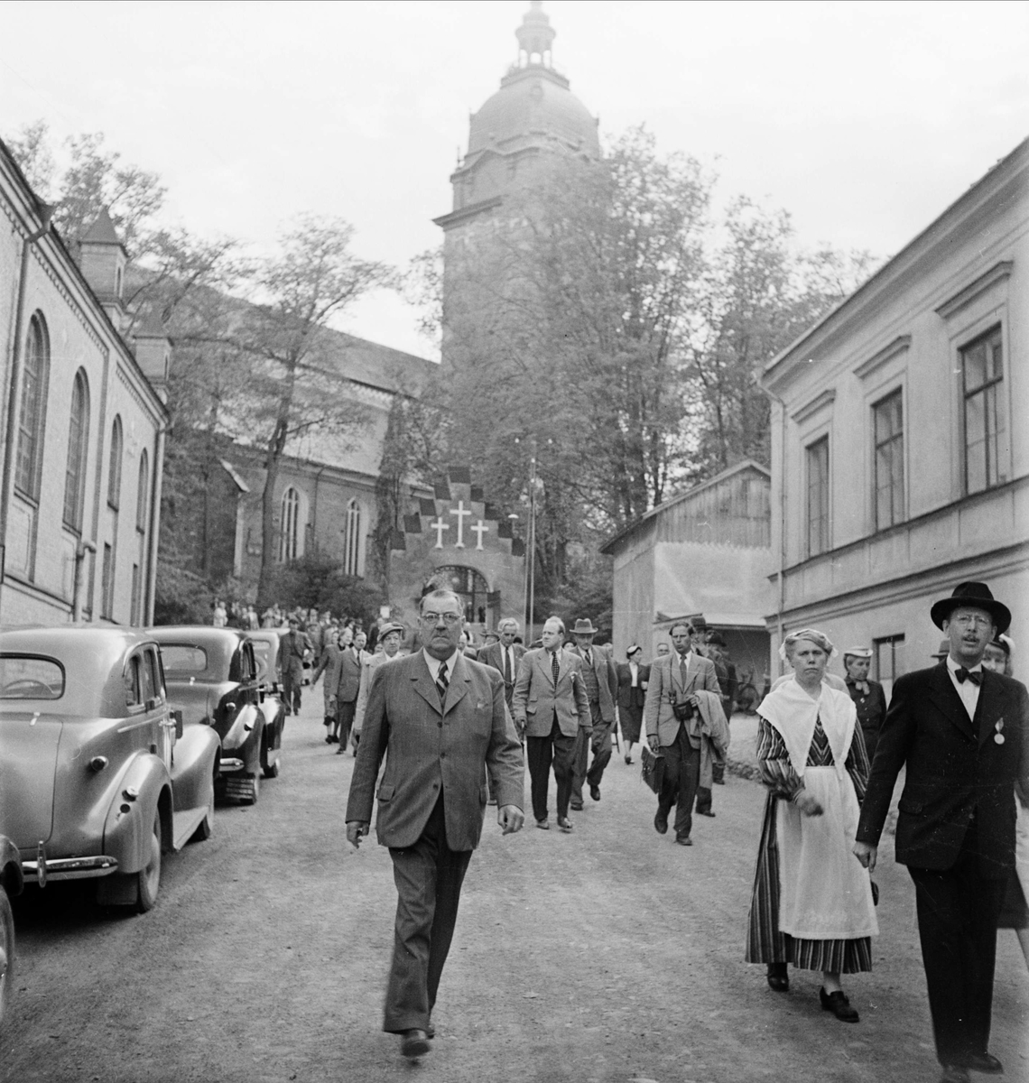 Medlemmar i Upplands Fornminnesförening på besök i Strängnäs 1954