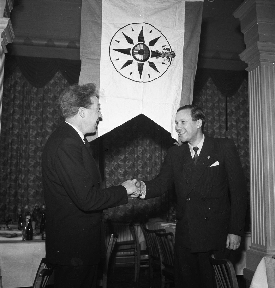 Richard Sarby tar emot Upsala Nya Tidnings medalj, Uppsala 1952