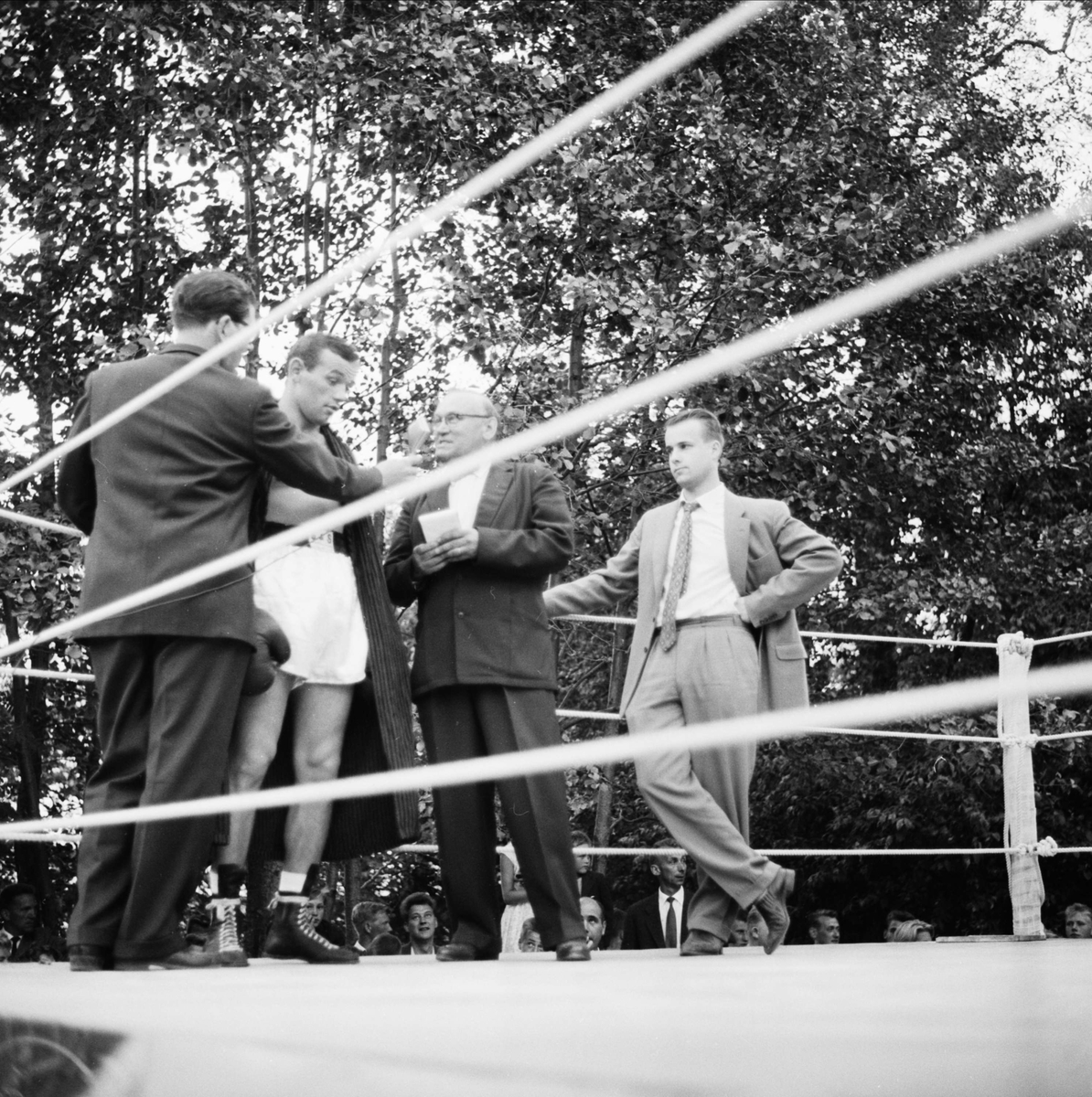 Världsmästaren Ingemar Johansson intervjuas, festplatsen på Krutudden