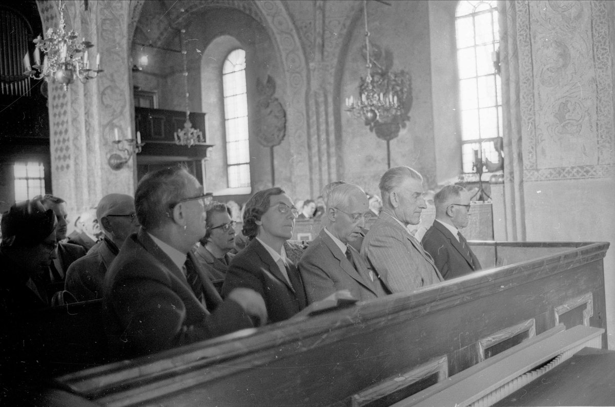 "Fornminnesföreningen på vårresa i Roslagen", Knutby kyrka, Uppland maj 1965