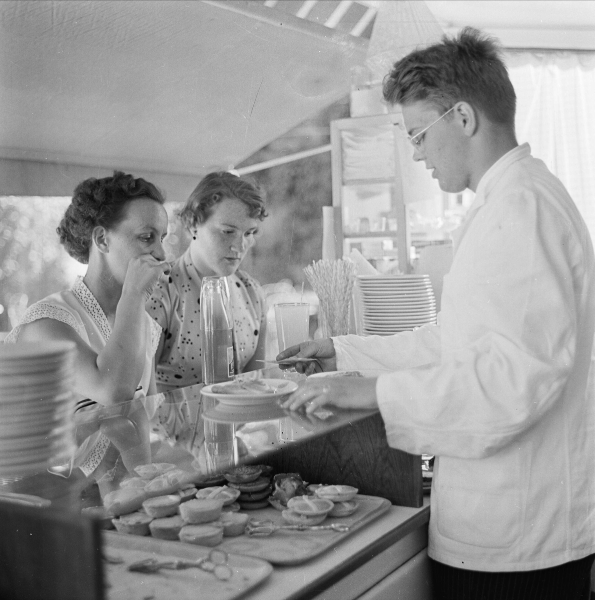 "Turisterna dominerade i sommarhett Upsala" - Stadshotellets trädgårdsservering Frestelsen, Drottninggatan 9, Uppsala 1955