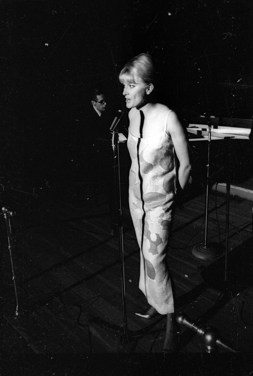 Monica Zetterlund och Bill Evans uppträder i Uppsala universitets aula, Uppsala, mars 1965