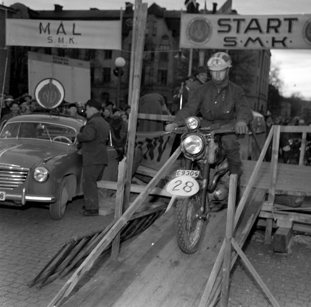 "Stort manfall i krävande tävling" - motorcykeltävlingen Novemberkåsan, Vaksala torg, Uppsala 1956