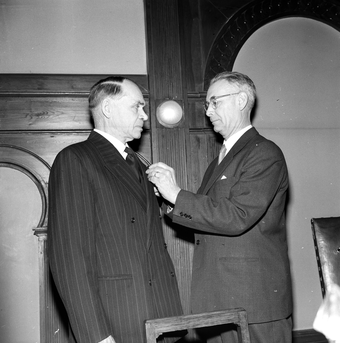 Häradshövding Ejnar Hörstadius medaljerar häradsdomare Wiktor Andersson för 24 års tjänst i Tiunda häradsrätt, sannolikt Uppsala  januari 1959