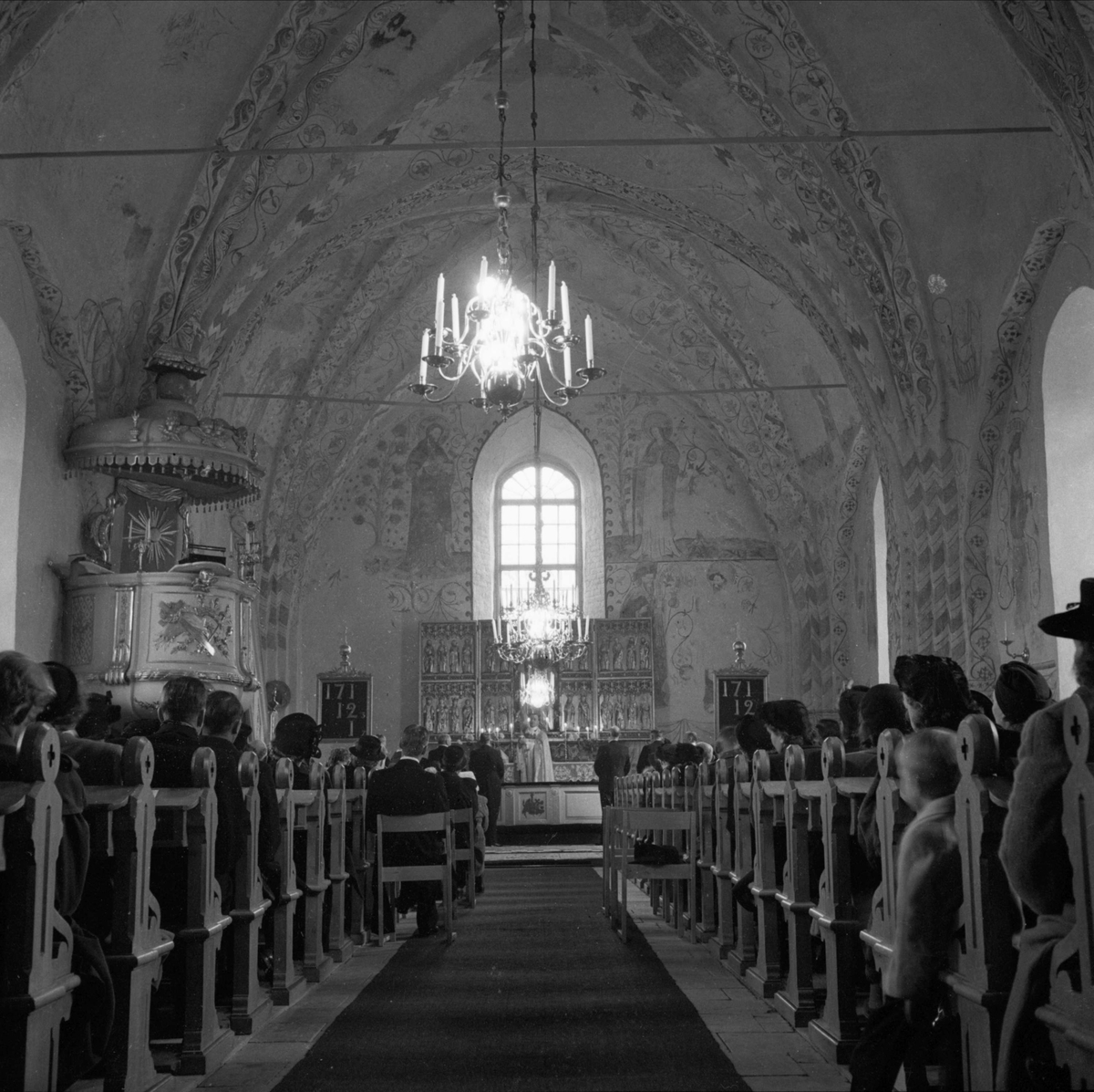 "800-åriga kyrkan i Litslena slår åter upp sina portar" - invigning av Litslena kyrka, Litslena socken, Uppland december 1948