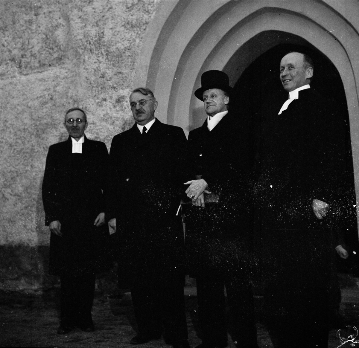 "800-åriga kyrkan i Litslena slår åter upp sina portar" - invigning av Litslena kyrka, Litslena socken, Uppland december 1948. Landshövding Hilding Kjellman och ärkebiskop Erling Eidem med okända män