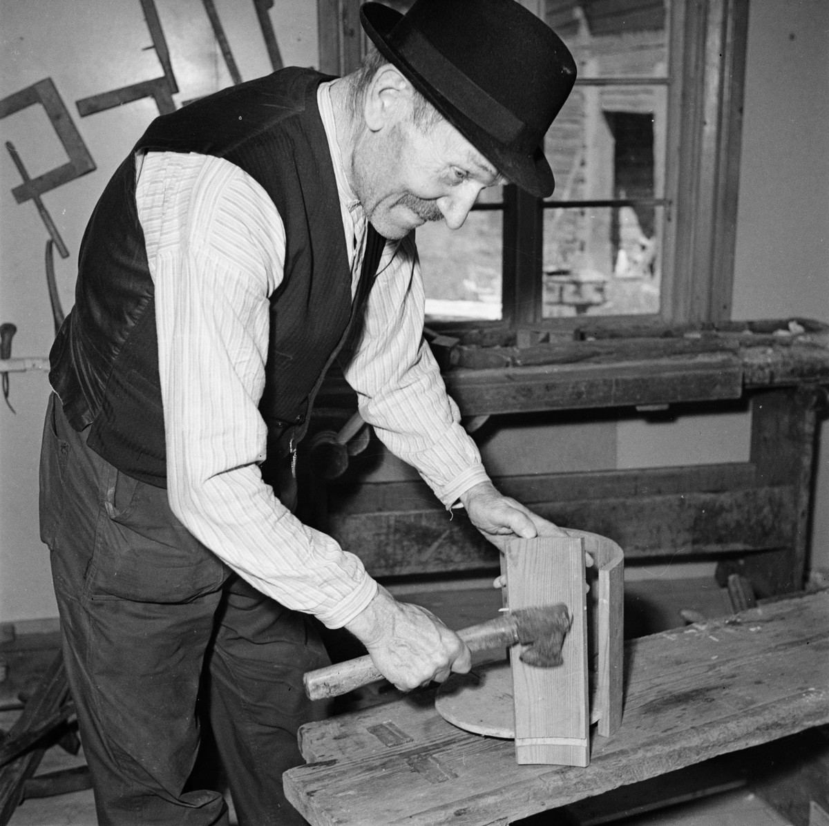 Man i snickarbod vid Harbo hembygdsgård, Harbo socken, Uppland juni 1947