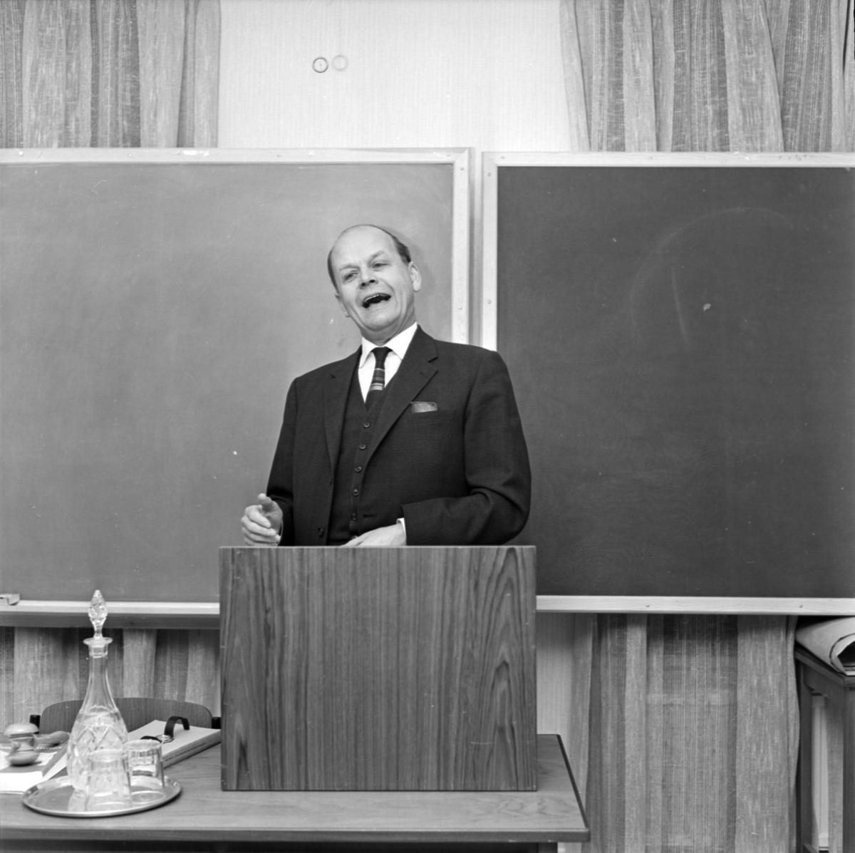 Ecklesiastikminister Ragnar Edenman i talarstolen, Uppsala november 1965