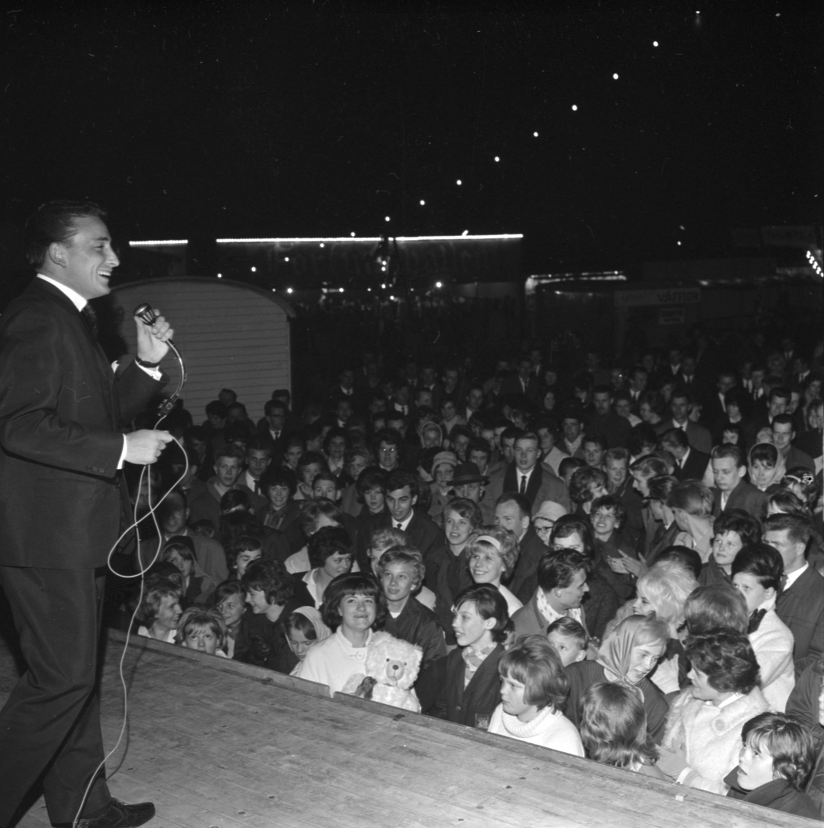 Sångaren Carli Tornehave med trio uppträder på Vårmässan, Björkgatan - Brantingsgatan, Uppsala april 1962