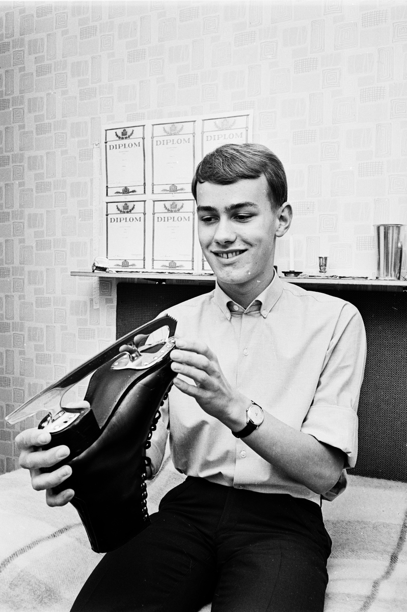 Skridskoåkaren Thomas Callerud laddar upp inför Olympiska spelen i  Grenoble, Uppsala augusti 1965 -Stiftelsen Upplandsmuseet / DigitaltMuseum