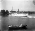 Ångfartyget Waxholm III och kvinna och barn i eka, sannolikt i Uppland 1910-tal