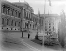 Universitetshuset, Uppsala. I bakgrunden det s.k. Skandalhuset, Uppsala