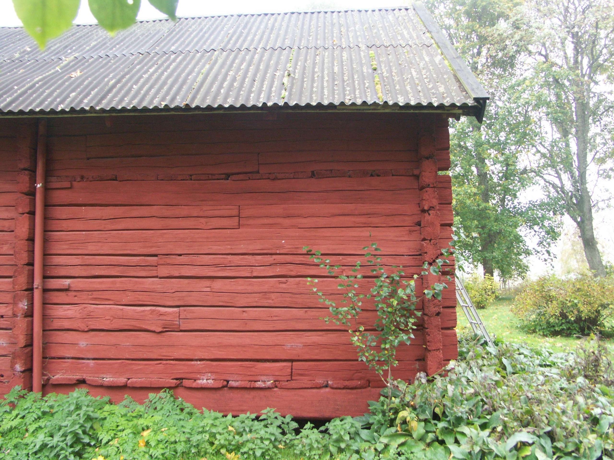 Dubbelbod. På gården finns ytterligare en äldre bod, troligen 1700-tal, samt ladugård från första halvan av 1900-talet, tillbyggd med modern stalldel.