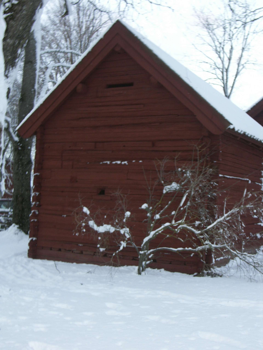 Södra tiondeboden, enkelbod. Är flyttad, byggd av återanvänt timmer.