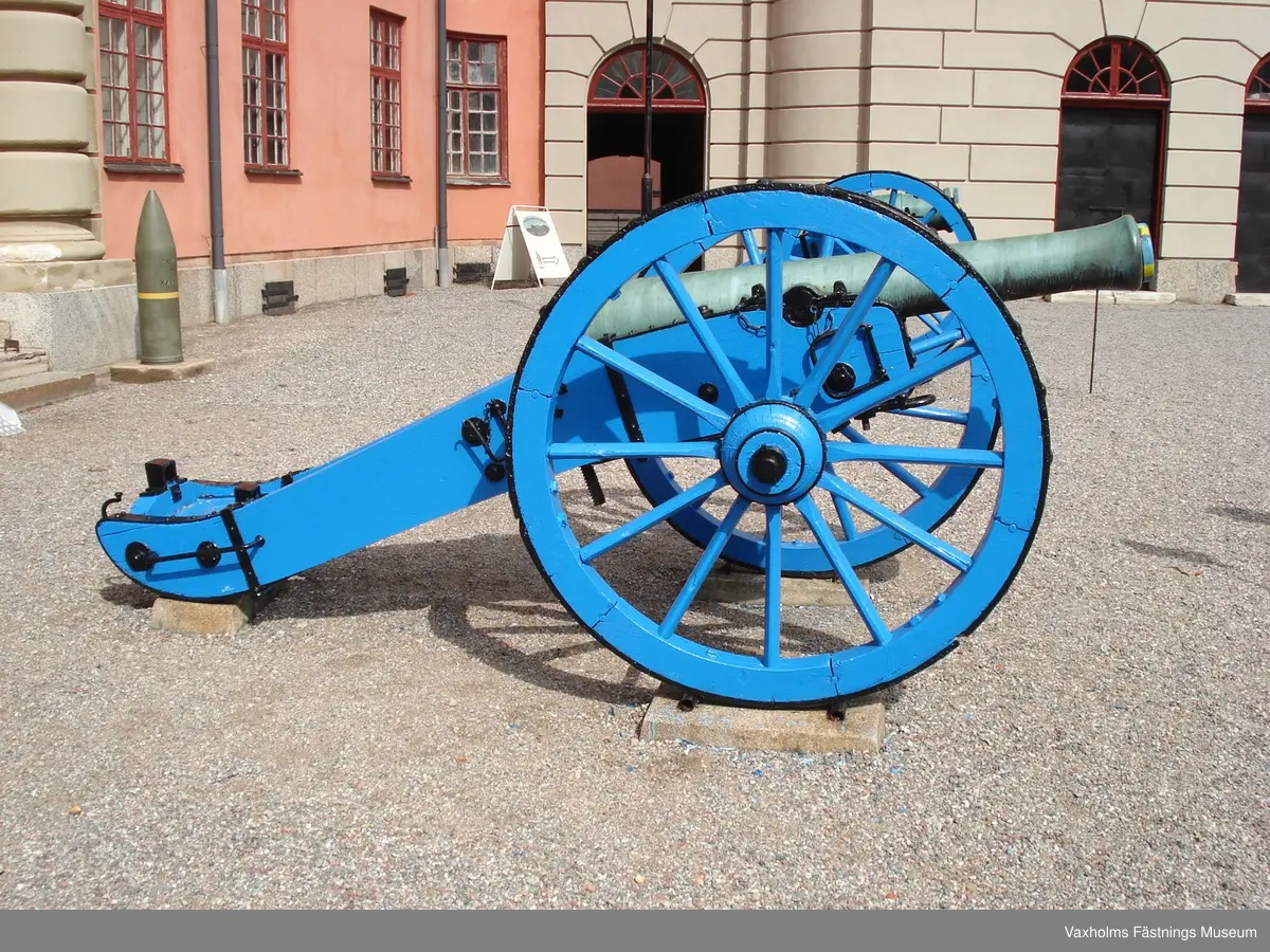 12-pundig, lätt kanon m/1816, metall. No.3

Slätborrat eldrör
Framladdning
Vikten instämplad:
3 skeppspund 	=  408 kg
15 lispund	=  102 kg
7 markpund 	=    2,38 kg
            S:a    512,38 kg  =  eldrörets vikt
Skottvidd: Verksam eld endast på korta avstånd, ej mycket över 1 000 m. 
Konstruktion: Marieberg