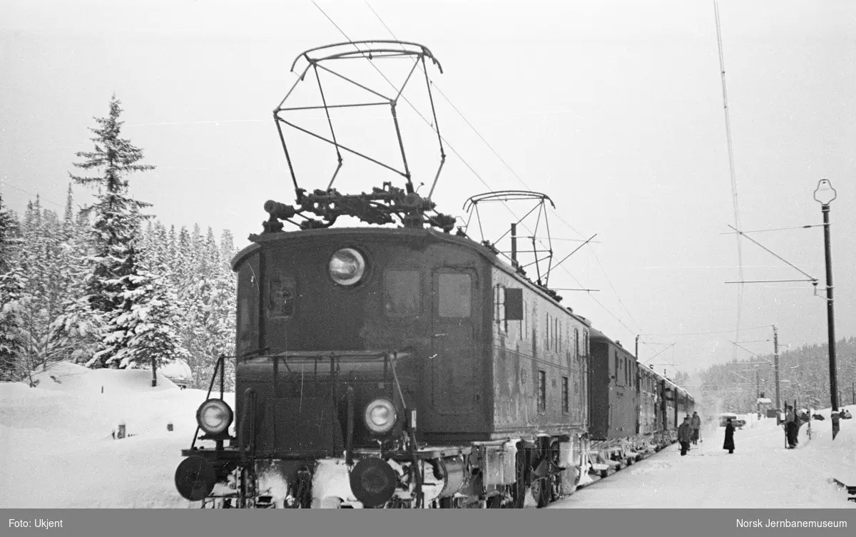 NSB elektrisk lokomotiv type El 2 med tog på Meheia stasjon