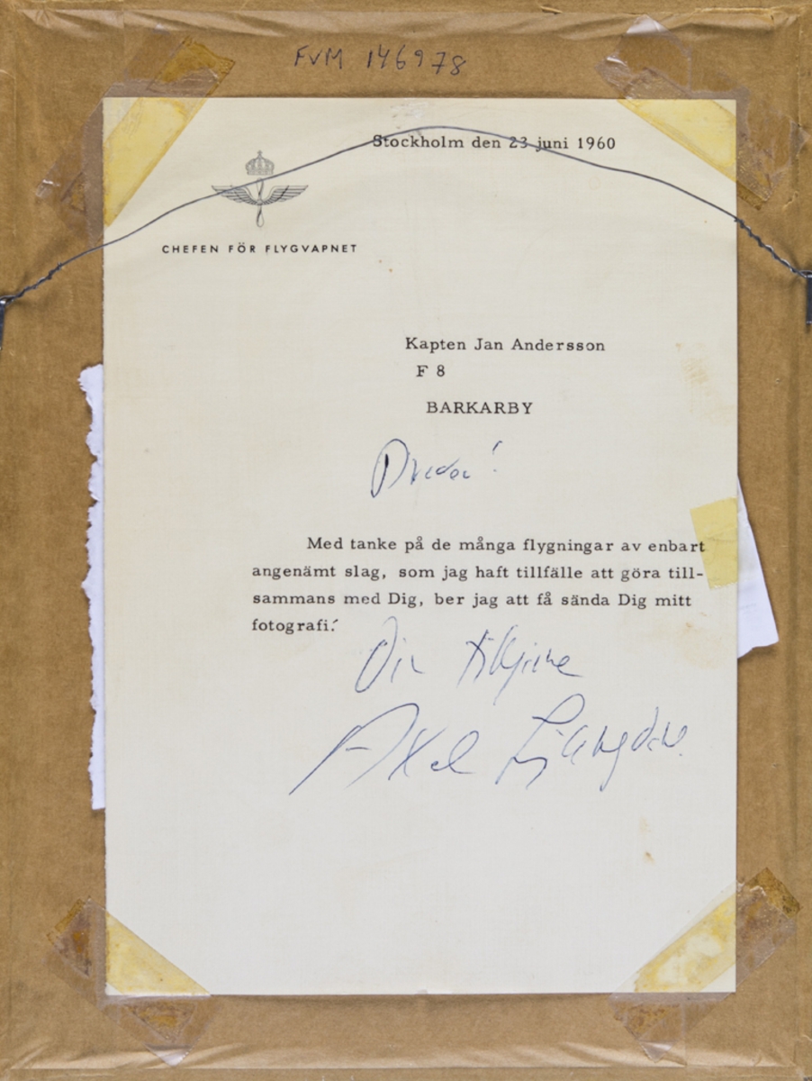 Tavla inramat fotografi med Axel Ljungdahl till Kapten Jan Andersson F8 Barkaby. På baksidan av tavlan finns ett tackbrev ifrån dåvarande chefen för flygvapnet Axel Ljungdahl daterat Stockholm den 23 juni 1960
