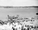 Flygplan, fartyg och människor vid slipen vid flygvapnets dag på F 2 Roslagens flygflottilj, 1942. Flygplan T 2 på vattnet.