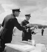 Prisutdelning på F 2 Roslagens flygflottilj, 1942. Herman Sundin, chef för F 2, förrättar prisutdelning