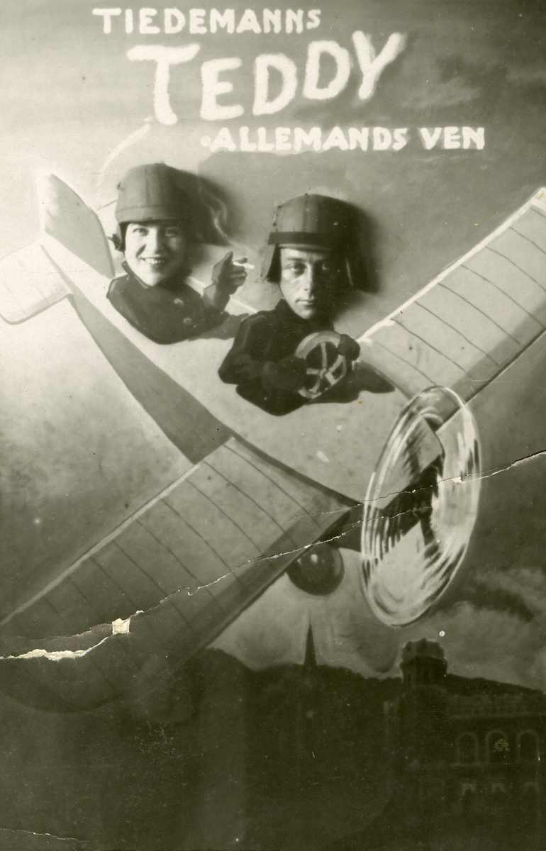 Foto fra Tiedemanns stand på Drammensutstillingen i 1930 hvor publikum kunne bli gratis portrettert med sitt ansikt kikkende gjennom en av Tiedemanns reklameplakater, her Teddy sigaretter.