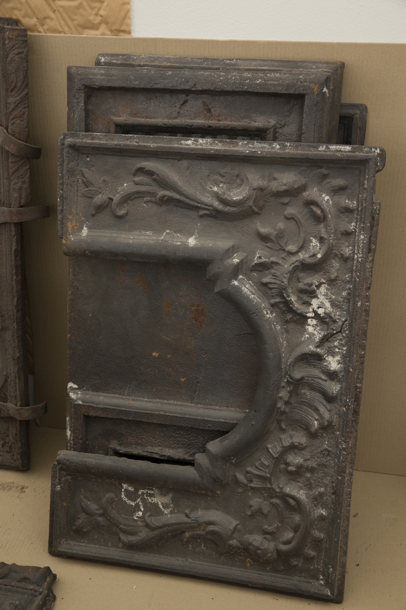 Plater til 2. etasje til ovn fra ca 1750 til 1770. Kan være skåret at Henrik Bech. Finner ikke maken beskrevet i litteraturen. Det nærmeste er foto på side 44 i bind 2 av "Norsk Jernskulptur" av Arne Nygård-Nilsen.